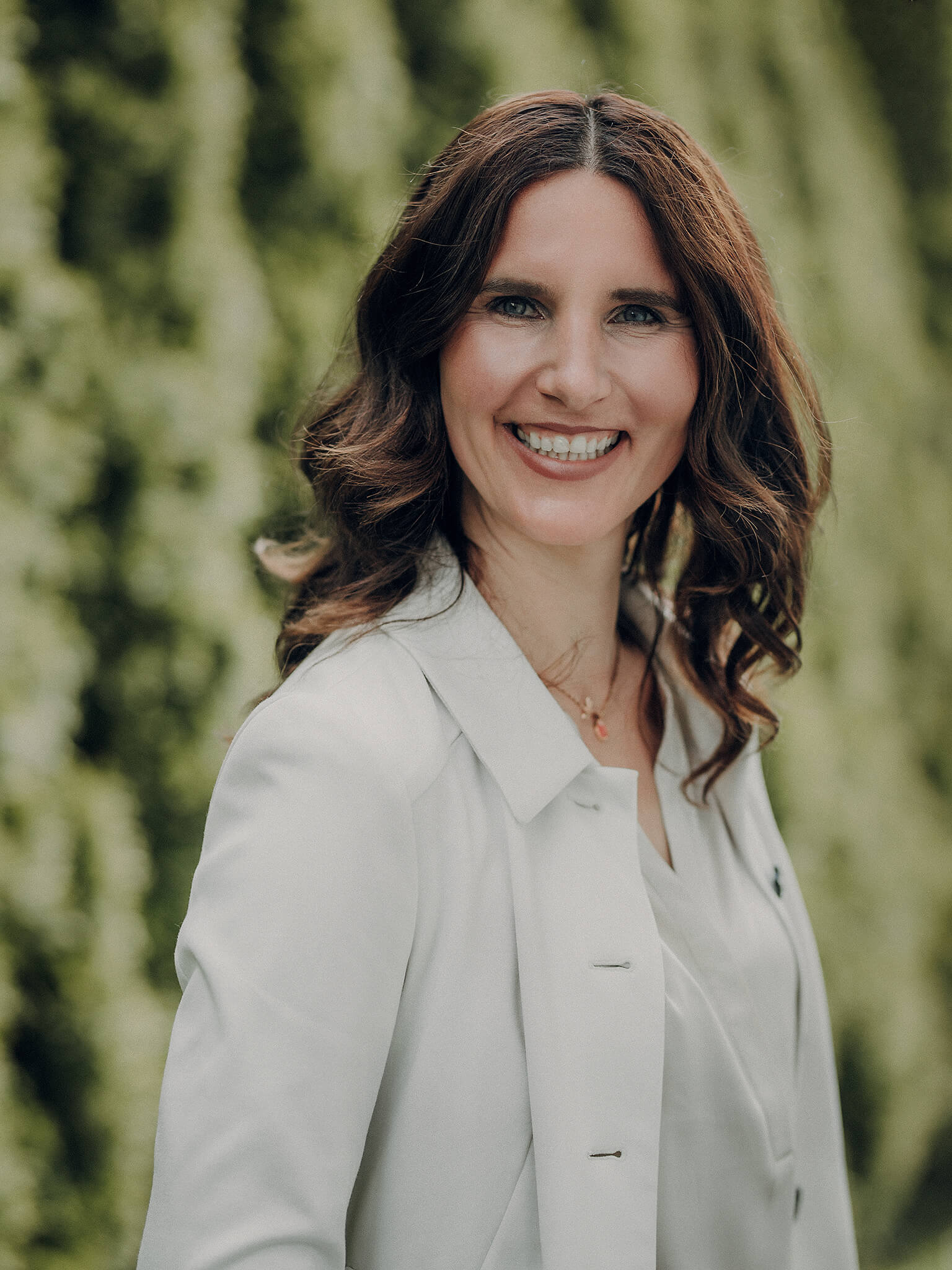 Sonja Loidl vor einem Heart-Arch